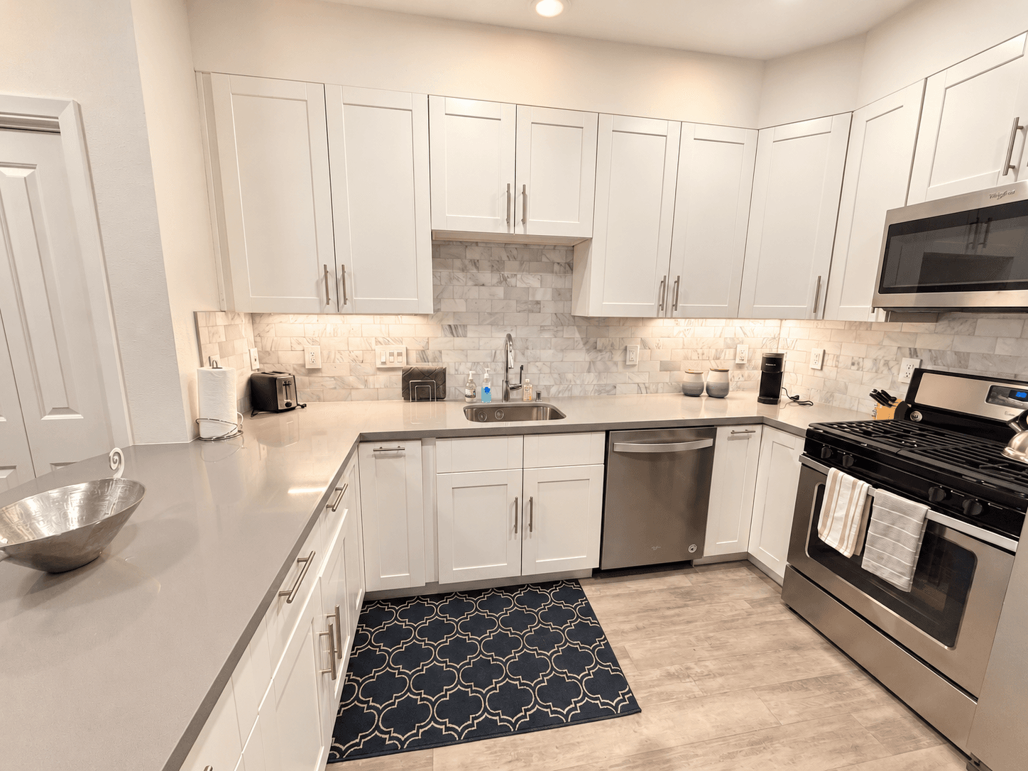 Chardonnay Suite full kitchen with stainless appliances