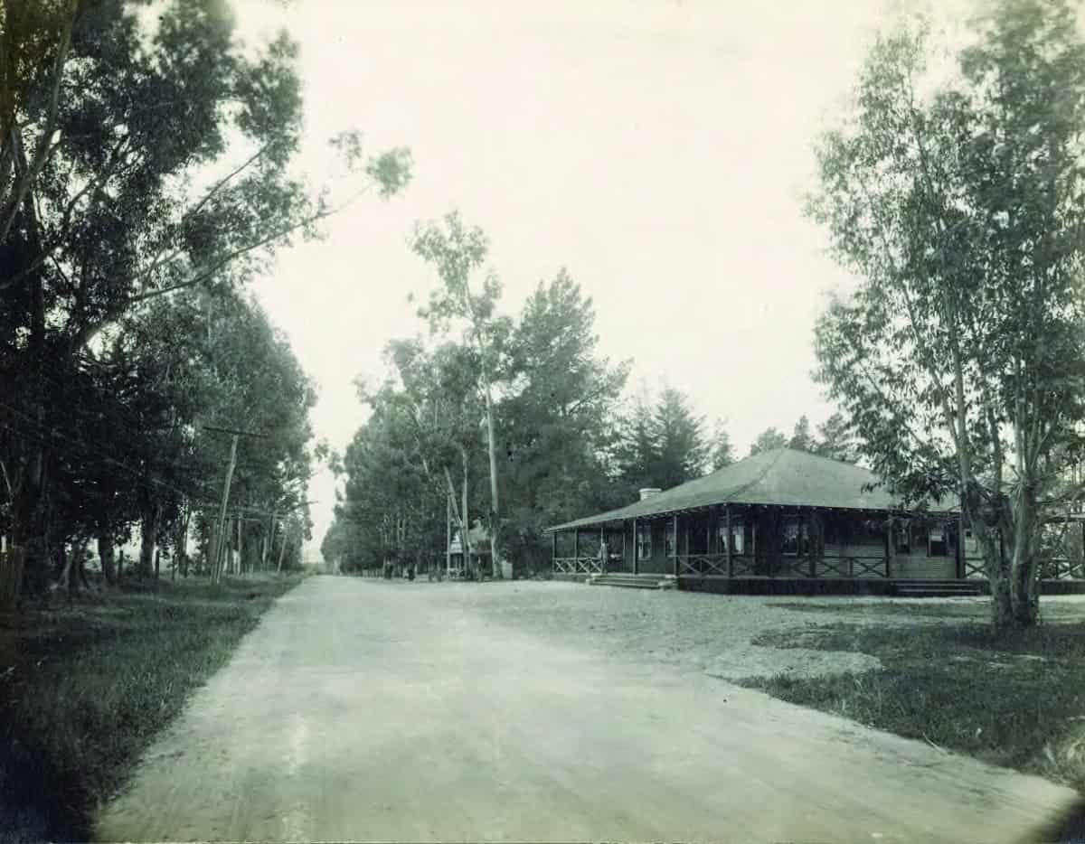 Sonoma Grove Restaurant with owner on front steps, 1908